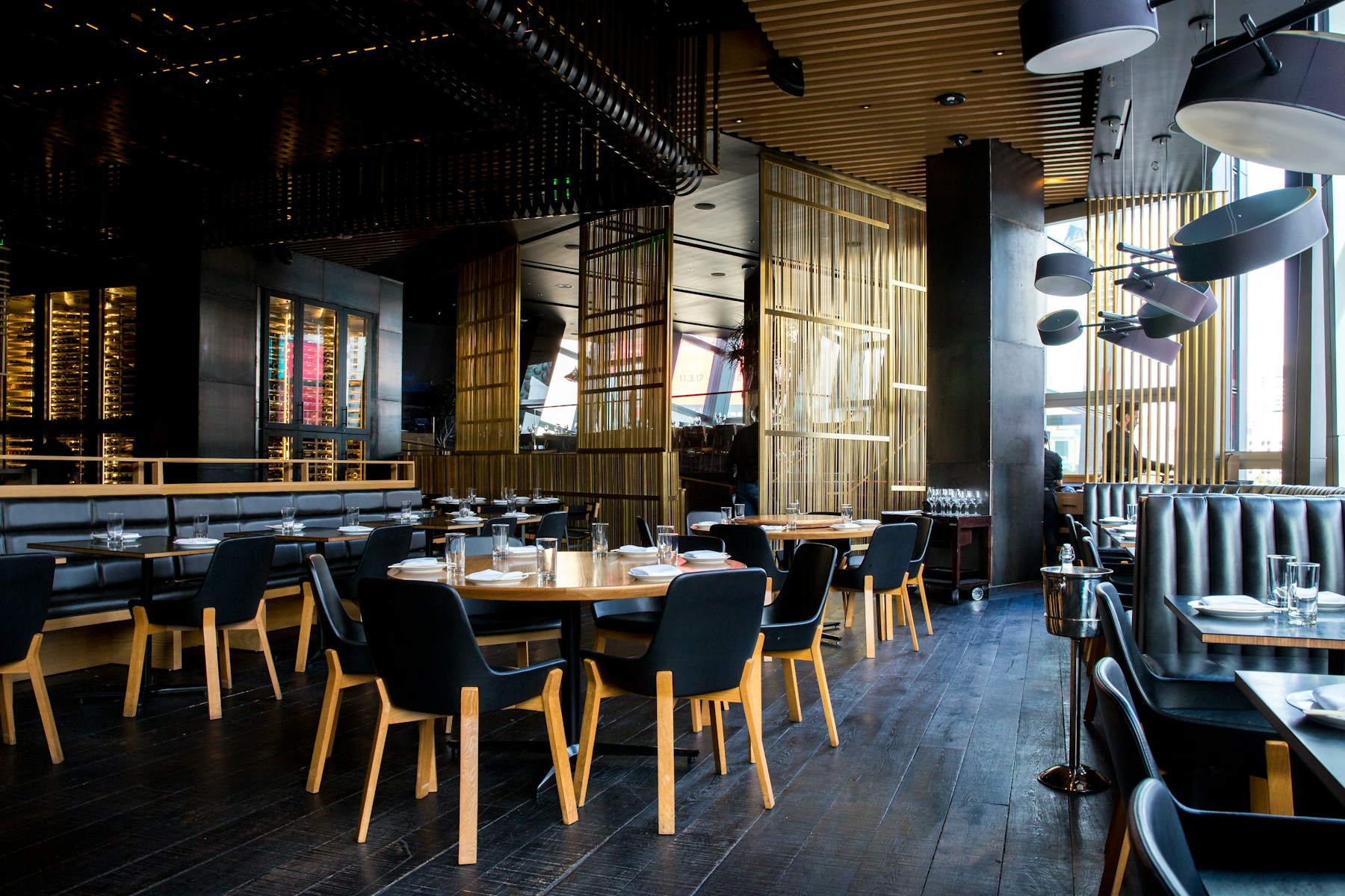 Salón de un restaurante listo para el servicio
